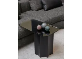 Tavolino alto con piano in vetro e base in acciaio curvato Florio 01 di Cantori