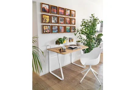 Scrittoio in nobilitato rovere naturale e struttura in metallo laccato bianco Foldy di Connubia