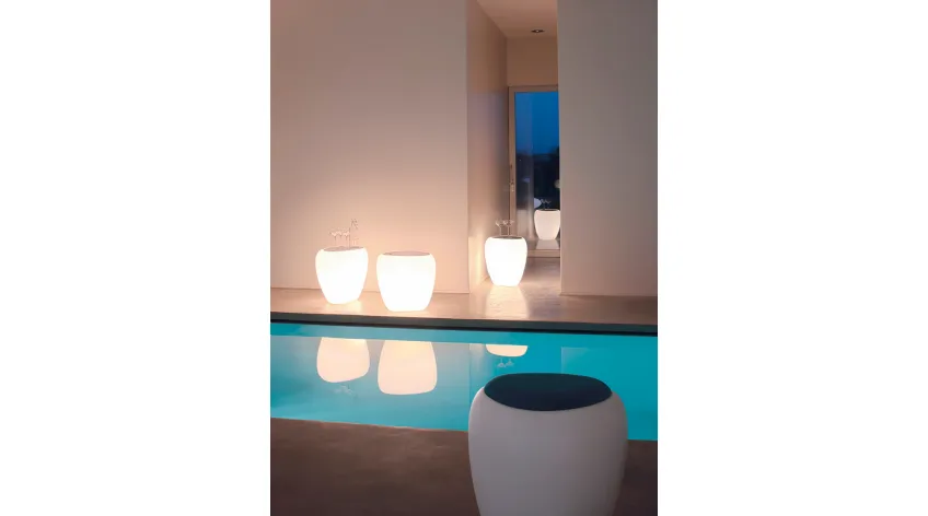 Tavolino di design Ios in polietilene con top in plexiglass e base illuminata di Tonin Casa
