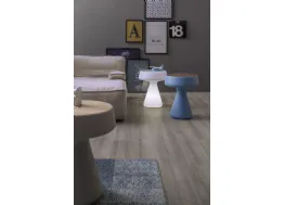 Tavolino di design in polietilene con top in legno Maki di Tonin Casa