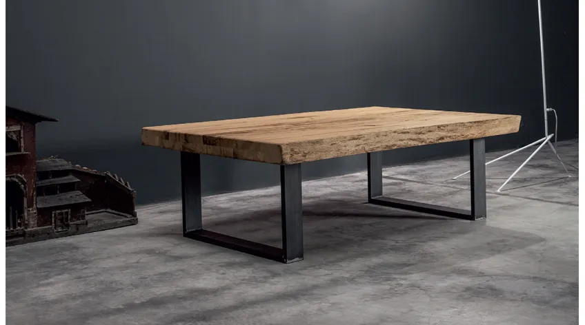 Tavolino Master in legno massello di Rovere con gambe in ferro di Devina Nais