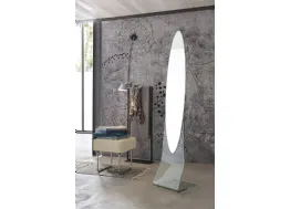 Specchio moderno ad altezza uomo con base in vetro curvato Narciso di Target Point
