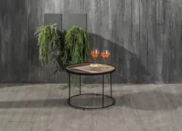 Tavolino rotondo Paras con top in legno con inserti in pietra e struttura in metallo verniciato di Stones
