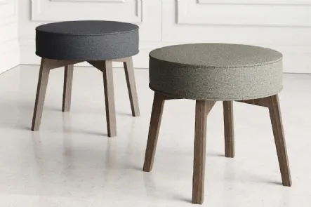 Pouf in tessuto con gambe in legno Rik di Doimo Salotti