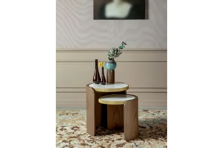 Tavolino Roller con top in grès porcellanato e base in legno curvato di Tonin Casa