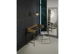 Scrittoio Secret con top in legno e marmo, fascia esterna rivestita in cuoio e struttura in acciaio di Bontempi