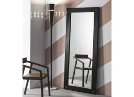 Specchio Elephant con cornice in legno massello di Rovere laccato Nero di Devina Nais