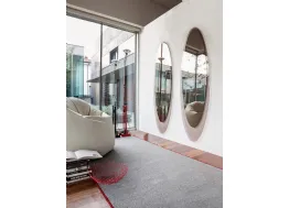 Specchio ellittico Olmi con cornice in vetro bronzo trasparente di Tonin Casa