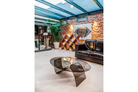 Tavolino ovale in vetro curvato in finitura bronzo trasparente Alissa di Tonin Casa