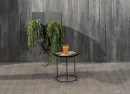 Tavolino Jay con top in legno con inserti in pietra e struttura in metallo di Stones