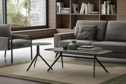 Tavolino Silky di forma tonda o rettangolare con top in gres e base in metallo di Le Comfort