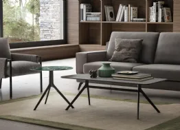 Tavolino Silky di forma tonda o rettangolare con top in gres e base in metallo di Le Comfort