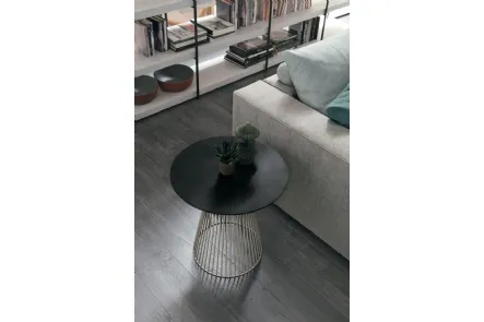 Tavolino Brigitte con struttura in metallo e top in materico rovere carbone di Tomasella