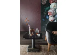 Tavolino Botero con base in marmo e metallo e top vetro di Tonin Casa