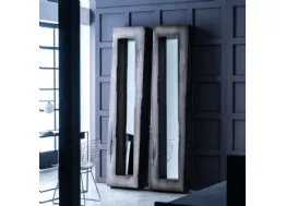 Specchiera Valentino con specchio inclinato e cornice in laccato finitura silverblack di Adriani e Rossi