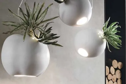 Lampada a sospensione in ceramica con inserti di verde artificiale Erbaria di Adriani e Rossi