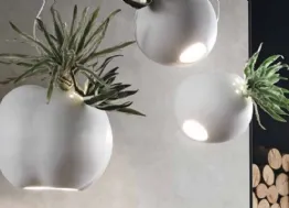 Lampada in ceramica con inserti di verde artificiale Erbaria di Adriani e Rossi