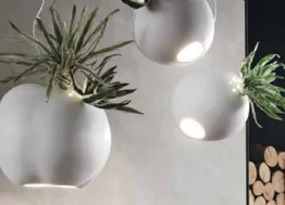 Lampada a sospensione in ceramica con inserti di verde artificiale Erbaria di Adriani e Rossi