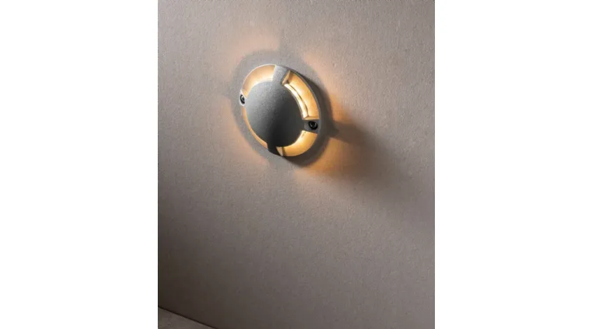 Lampada da parete da esterno resistente a spruzzi d’acqua, polvere e agenti atmosferici Elmo in alluminio pressofuso con luce a LED di F_A_N_ Europe