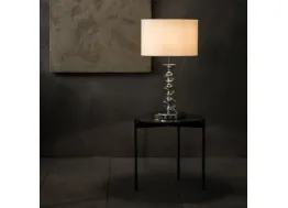 Lampada da tavolo Giuditta in plexiglass con paralume in tessuto bianco di Stones