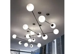 Lampada a sospensione Gym in metallo verniciato antracite opaco con sfera coprilampada in vetro di Murano colore tortora di Adriani e Rossi