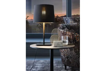 Lampada da tavolo Hygge con paralume in tessuto e base in metallo di Le Comfort