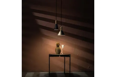 Lampada a sospensione Lince in metallo con decoro in ottone verniciato di Stones