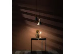 Lampada a sospensione Lince in metallo con decoro in ottone verniciato di Stones