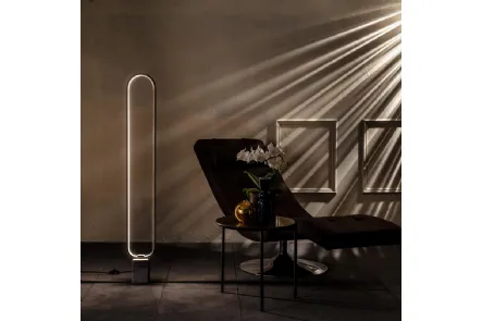 Lampada da terra a LED Naos in metallo con base in marmo di Stones
