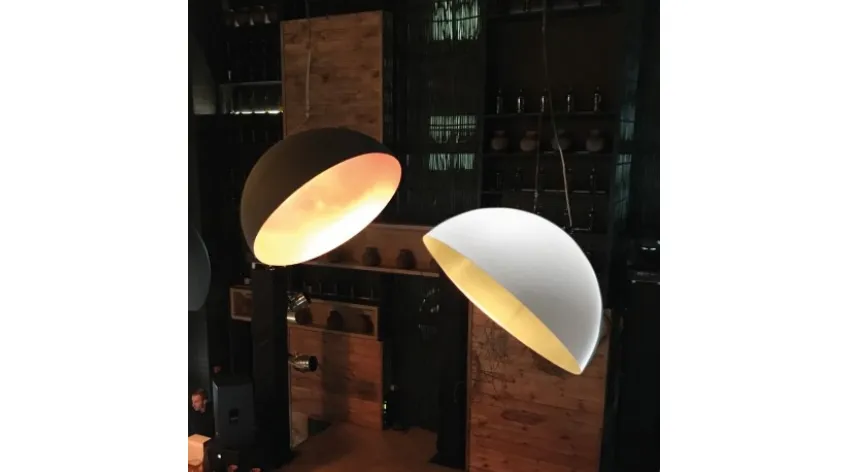 Lampada a sospensione inclinata in metallo verniciato bianco o nero Nemo Degree di Adriani e Rossi