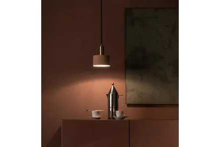 Lampada a sospensione Sirio in metallo verniciato rosa opaco con decoro in ottone di Stones