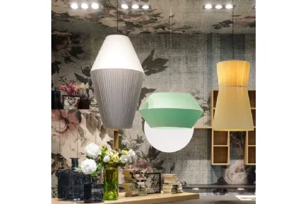 Lampada a sospensione Theather in tessuto plissettato di Adriani e Rossi