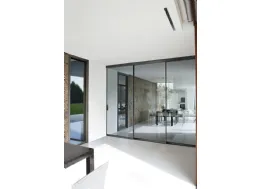 Porta per interni scorrevole con vetro Fumè e telaio in alluminio Absolute 001 di Unico Italia