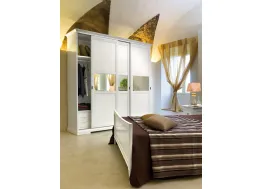 Armadio con ante scorrevoli in legno laccato Bianco con fascia centrale a specchio Kalisto di Tonin Casa