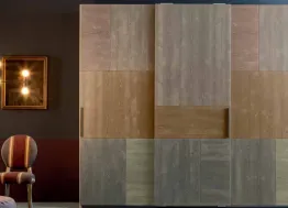 Armadio moderno in legno massello con finitura a quattro colori differenti con ante scorrevoli Tetris di Callesella