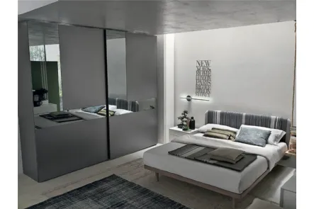Armadio Cristal in laccato opaco antracite con ante specchio grigio e grigio satinato di Tomasella