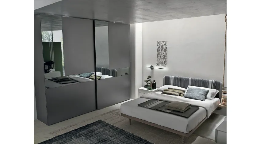 Armadio Cristal in laccato opaco antracite con ante specchio grigio e grigio satinato di Tomasella
