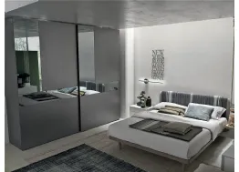 Armadio Cristal in laccato opaco antracite con ante specchio grigio e grigio satinato di Tomasella