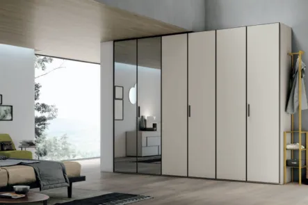 Armadio Vetro Specchio con struttura laccato opaco madreperla e battenti in vetro satinato madreperla e grigio di Tomasella