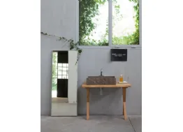 Mobile Bagno da appoggio minimalista, in legno di rovere e lavabo in pietra Piasentina K25 40 di Compab