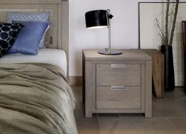 Comodino Quadra in Rovere massello di Devina Nais