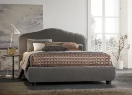 Letto in tessuto con testiera sagomata Althea di V&Nice
