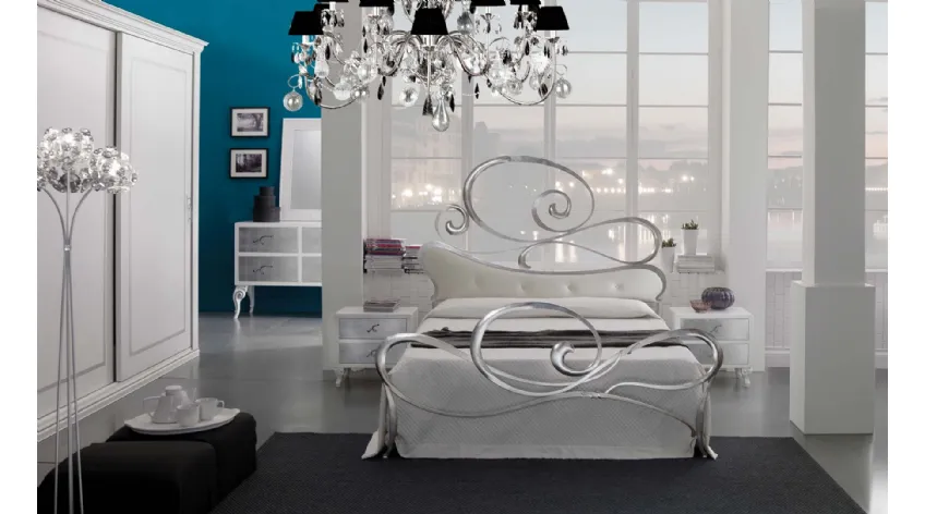 Letto Athena in ferro decorato a mano con pannello in vera pelle bianco neve e cristalli Swarowski di Florentiabed