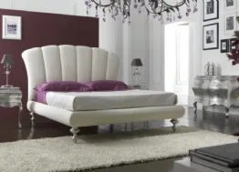 Letto in pelle Bianco Neve con testiera trapuntata verticalmente Chanel di Florentiabed