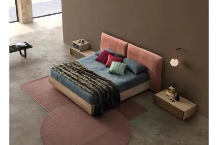 Letto con testiera in tessuto imbottito e box contenitore in Rovere massello Chloè Bold di Devina Nais
