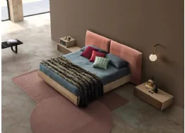 Letto con testiera in tessuto imbottito e box contenitore in Rovere massello Chloè Bold di Devina Nais