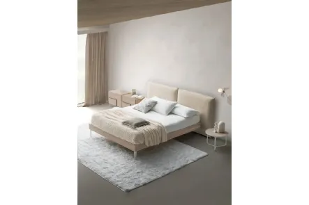 Letto con testiera in tessuto imbottito e giroletto in Rovere Chloè Nordico di Devina Nais