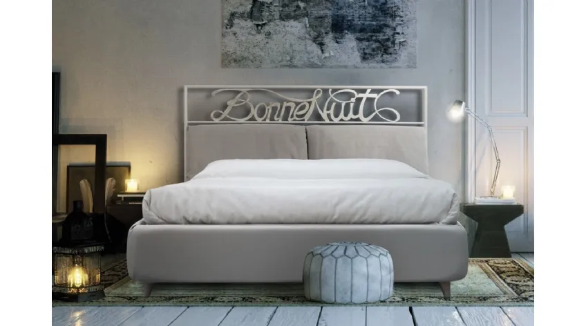 Letto in tessuto imbottito con testiera con scritta in ferro battuto Elise di Florentiabed