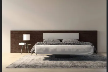 Letto Berenice autoportante con testiera in legno di rovere con cuscino applicato di Fratelli Mirandola