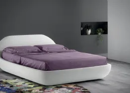 Letto imbottito di design dalle forme morbide e arrotondate con testiera Fresh di Bside